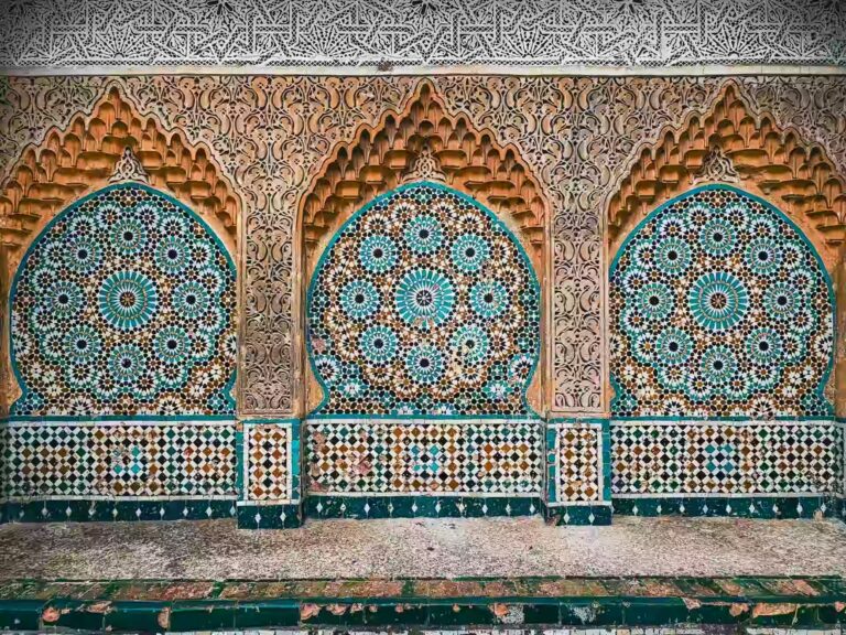 Façade d'un batiment avec mosaïque coloré et gravures
