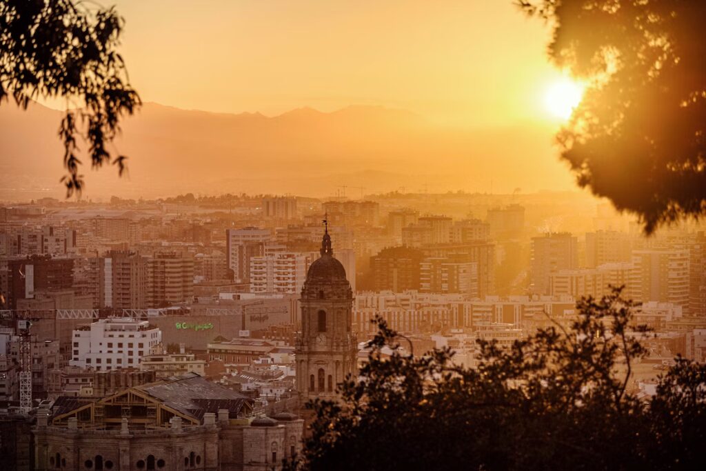 Coucher de soleil sur la villes avec batiments et végétation