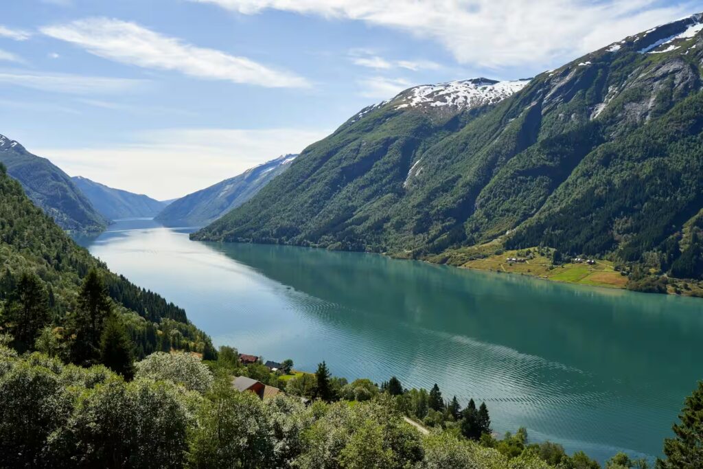 fleuve entre deux montagnes recouvertes de végétations verte