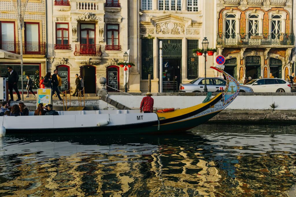 Rive avec bateau,façades d'immeubles scultptées et décorées, voitures et passants