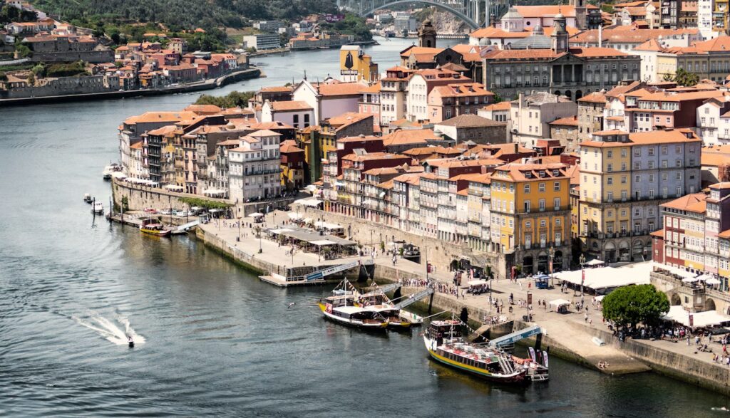 Fleuve, bateaux, rives avec habitations, commerces, esplanades