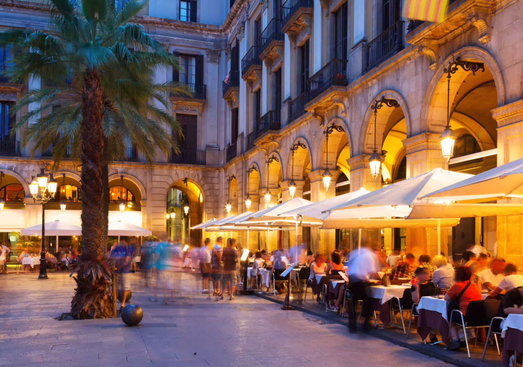 vue de nuit d'une place animée avec terrasse de restaurants, Placa Reial, Barcelone, Espagne