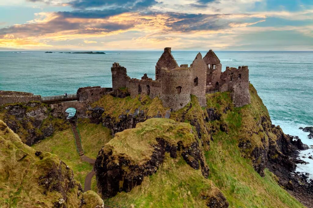 Les ruines du château de Dunluce de la famille MacQuillan sur les falaises spectaculaires de la côte nord du comté d'Antrim, Irlande