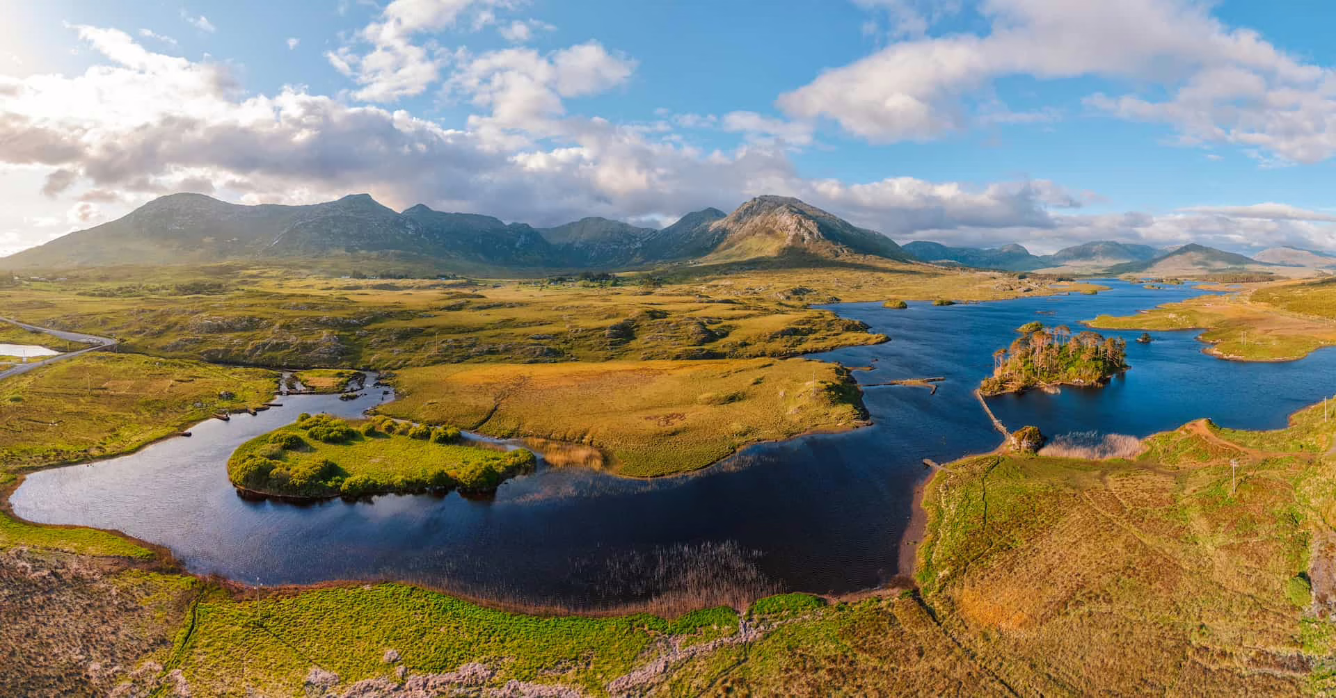 Vue aérienne du parc national du Connemara avec l’île des Douze Pins, le Derryclare Lough et les Twelve Bens ou Twelve Pins -Irlande