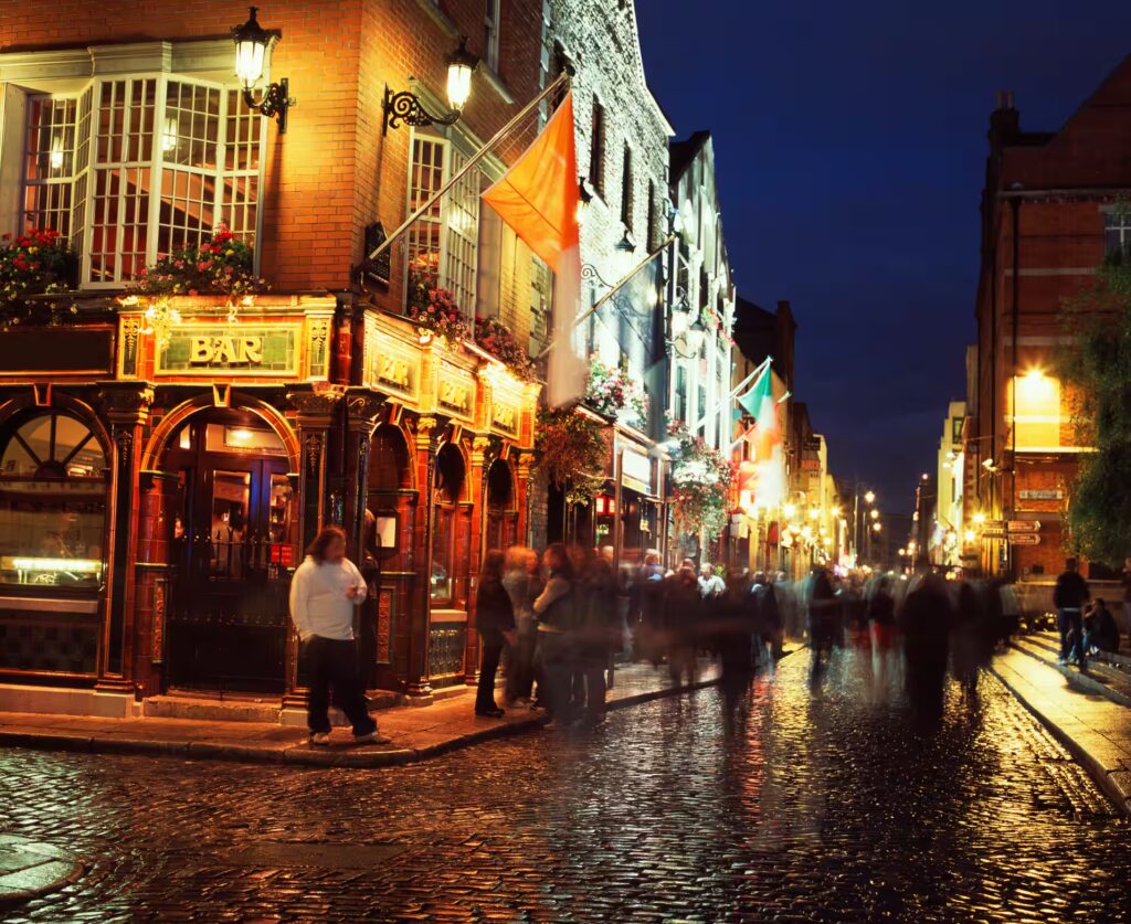 Rue animée bordée de pubs, de nuit, à Dublin Irlande