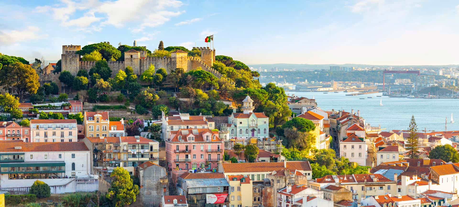 Panorama sur les toits colorés et le château de São Jorge, Lisbonne, Portugal