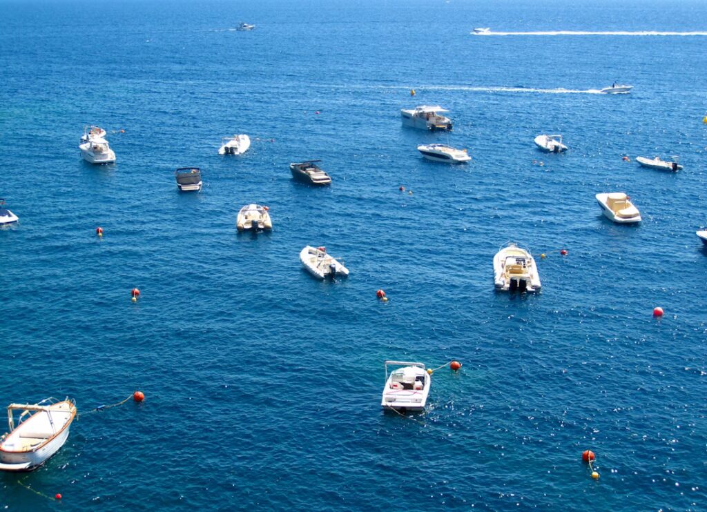 Mer bleu avec bateau attachés à de petites bouées