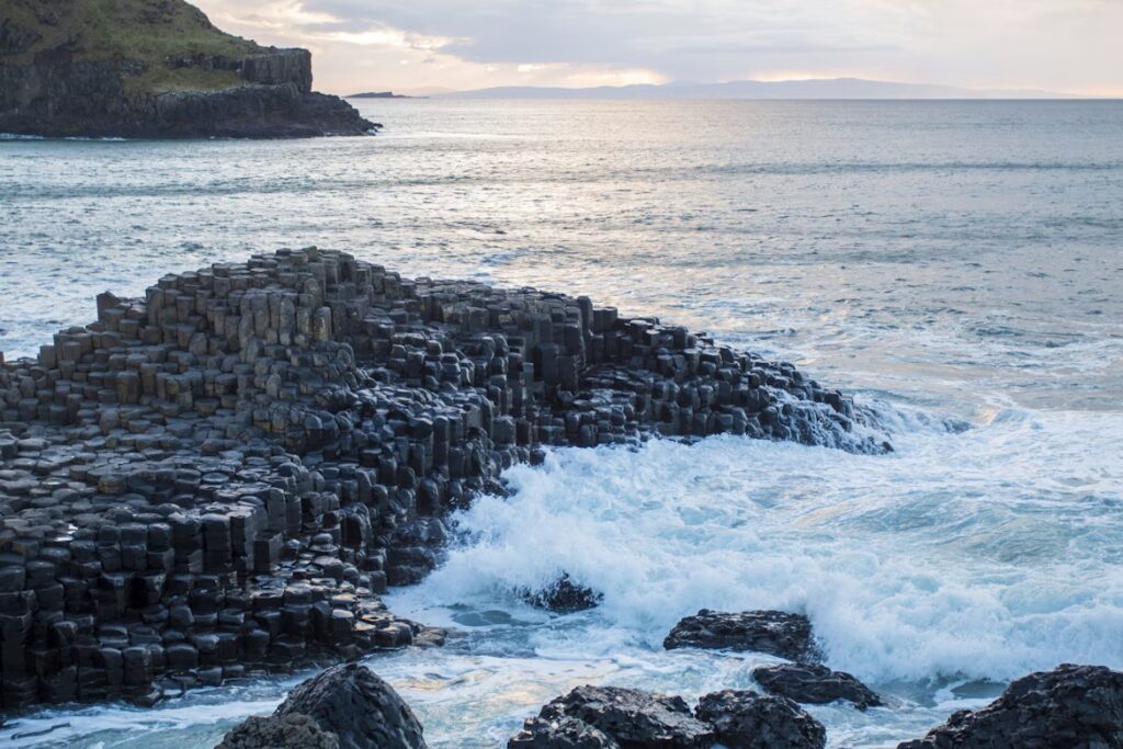écume de la mer sur les rochers à moitié immergé dans la mer