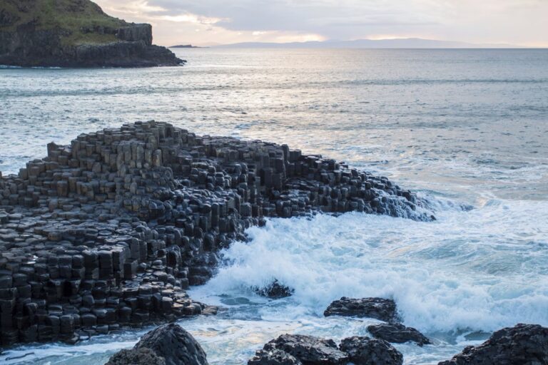 écume de la mer sur les rochers à moitié immergé dans la mer