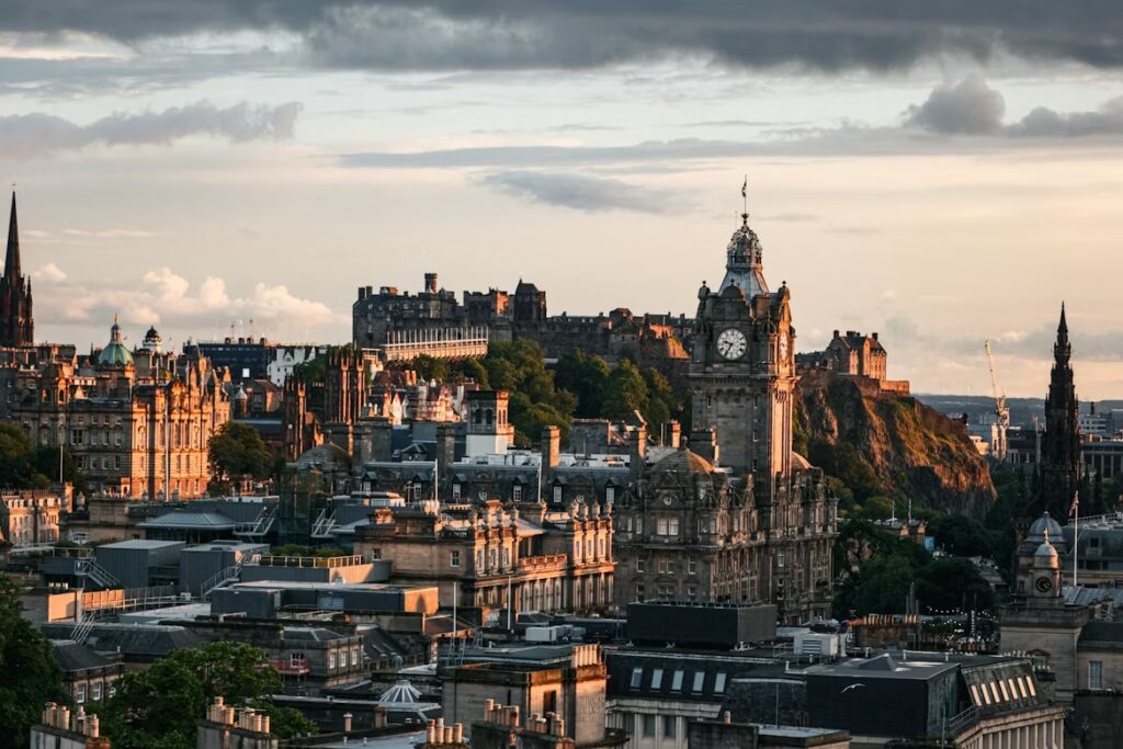 Vue sur les toites de la ville et le chateau sur la colline