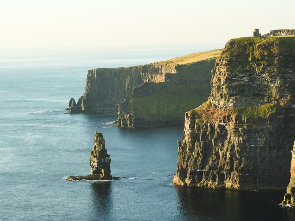 Falaises, mer et petit pic rocheux