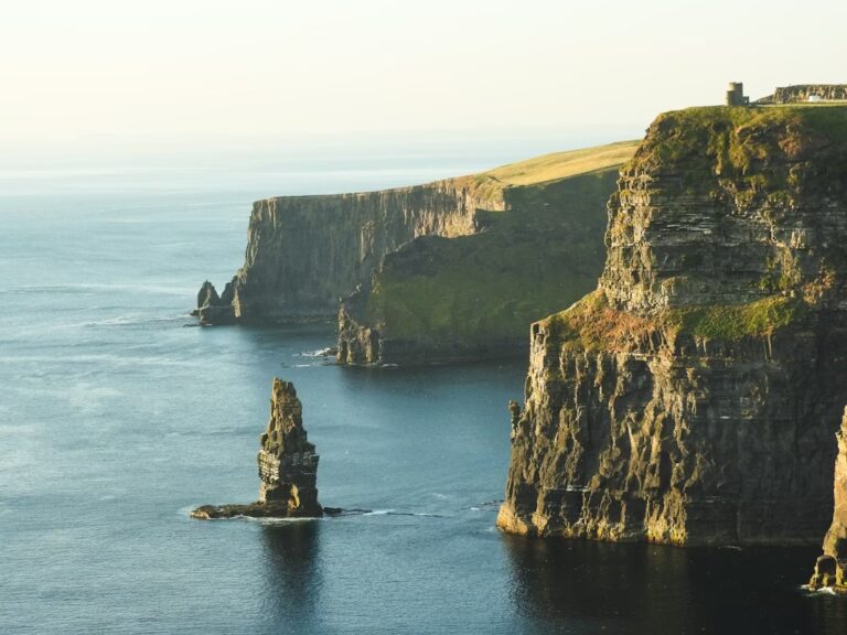 Falaises, mer et petit pic rocheux