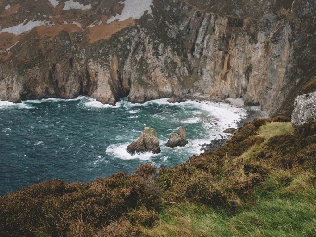 mer au pied de la falaise et gazon