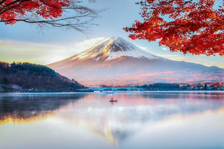 Vue sur le lac et le mont fuji et la végétation couleur rouge orangée