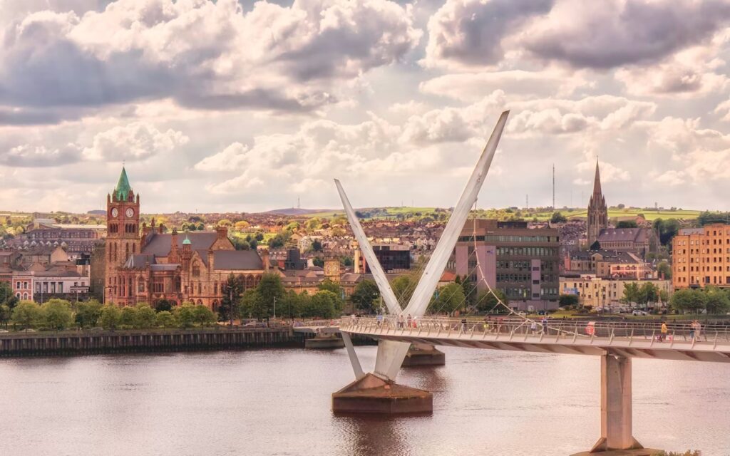 Vue sur la ville, le fleuve, la végétation le long du quai et le pont depuis l'autre rive