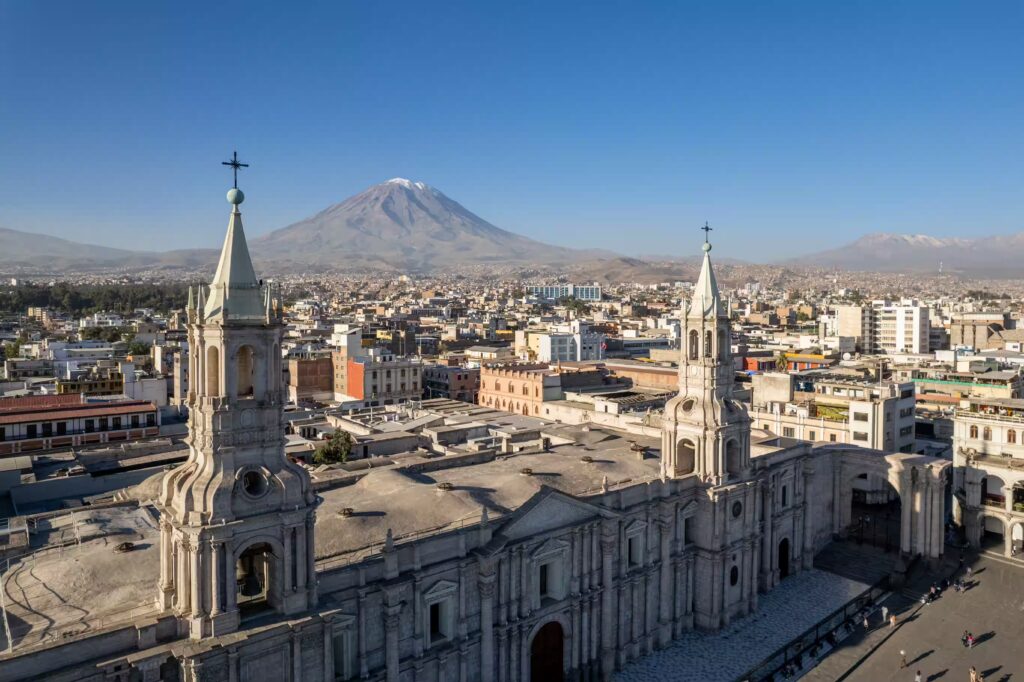 Vue sur la ville et le volcan en arriere plan