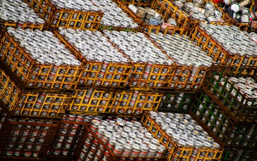 Caisses remplies de cannettes de bieres, tout empilé