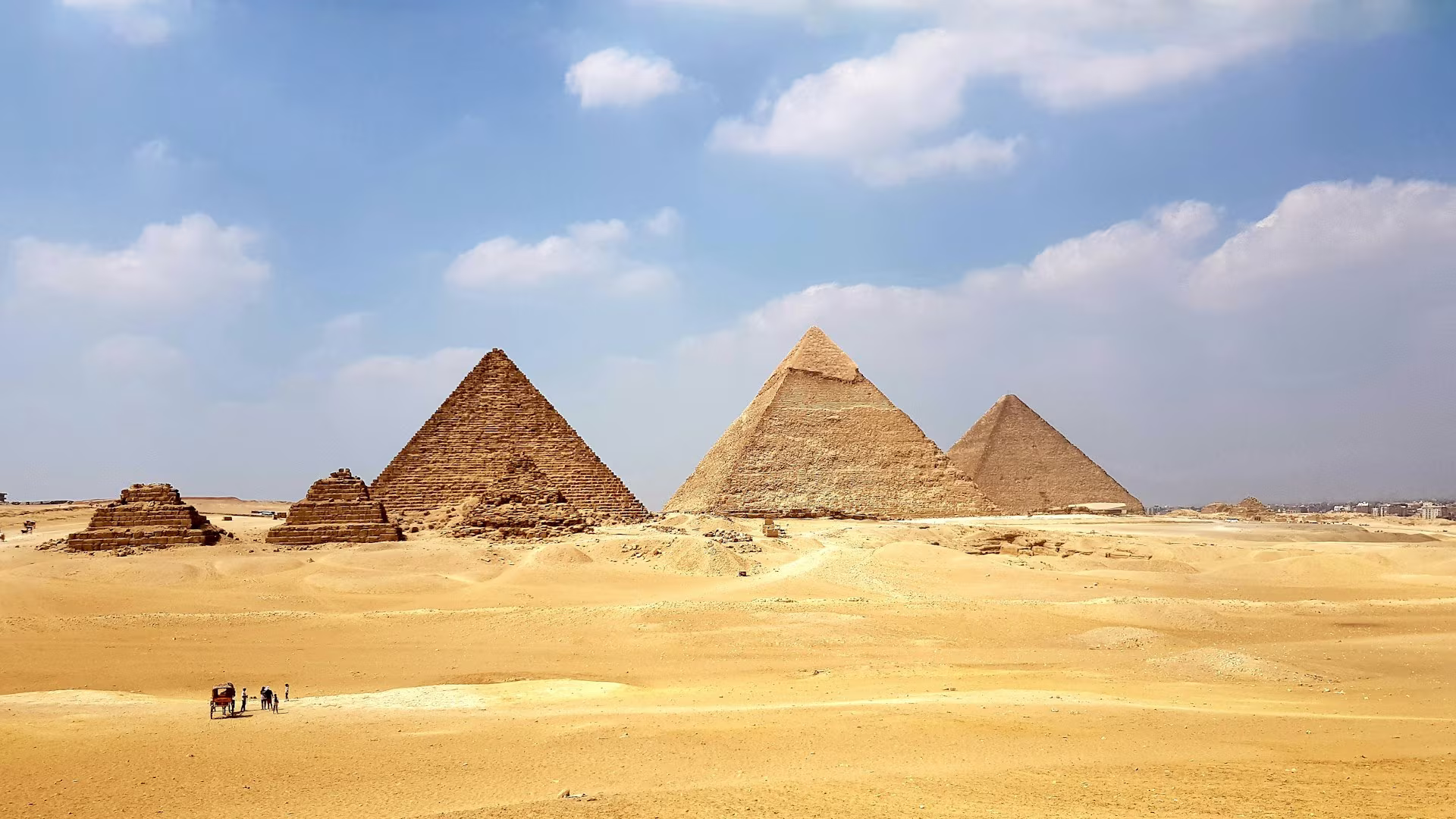 étendue de sable avec grandes pyramides et petites pyramides