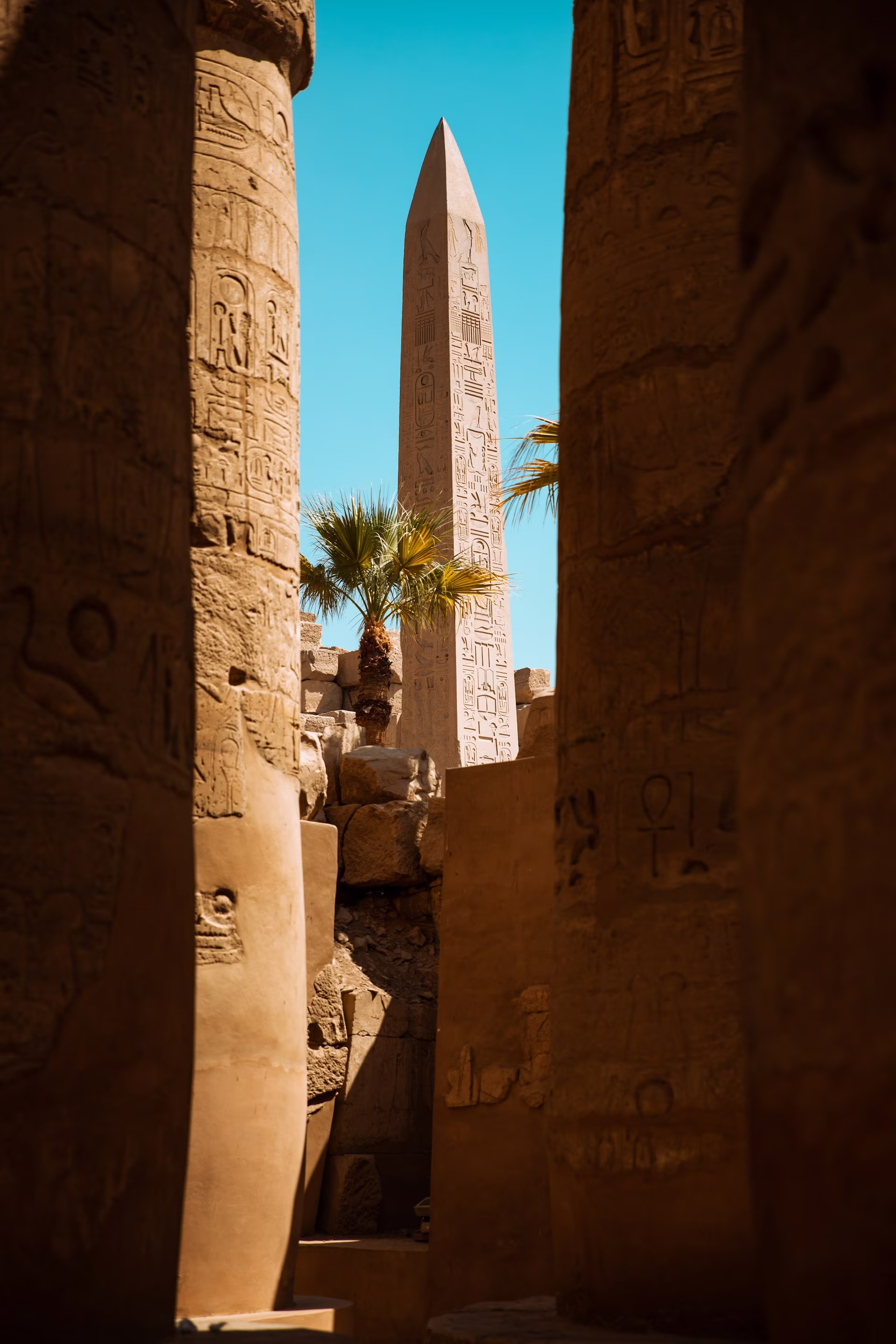 Entre deux colonnes gravées, vu sur un obélisque au loin gravées et deux palmiers