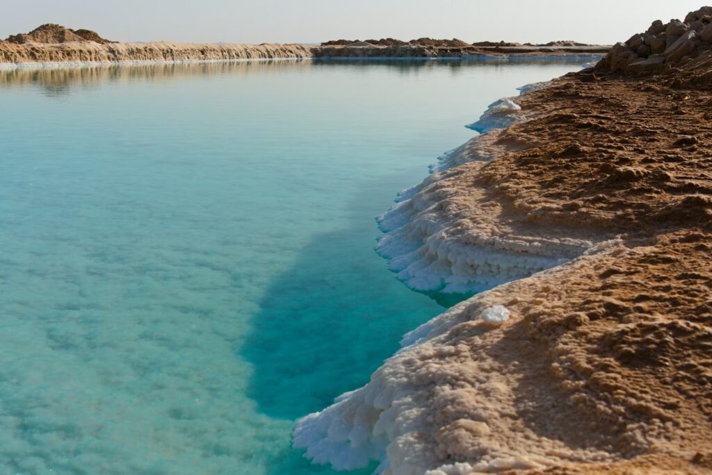 Point d'eau turquoise, sel blanc et terre beige