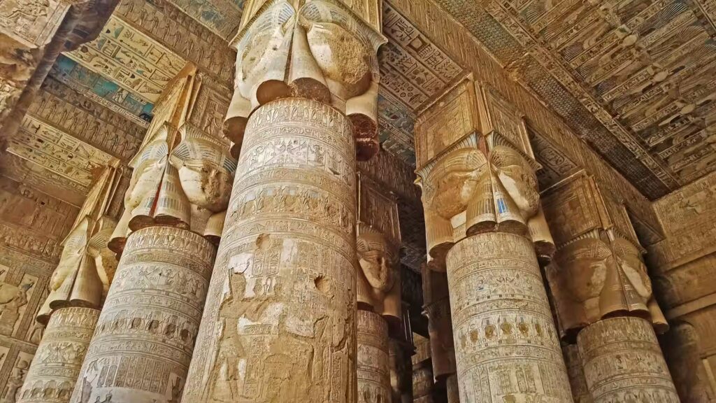 Colonnes gravées de hiéroglyphes et de dessins