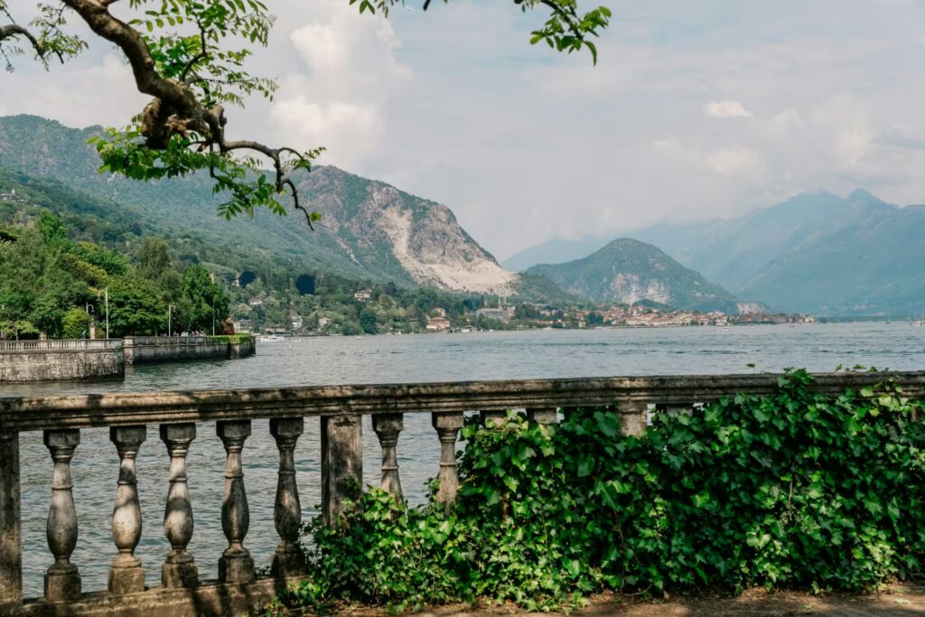 Balustrad en pierre recouverte de végétation, au dessus de l'eau, Côte et montagnes de la rive du lac