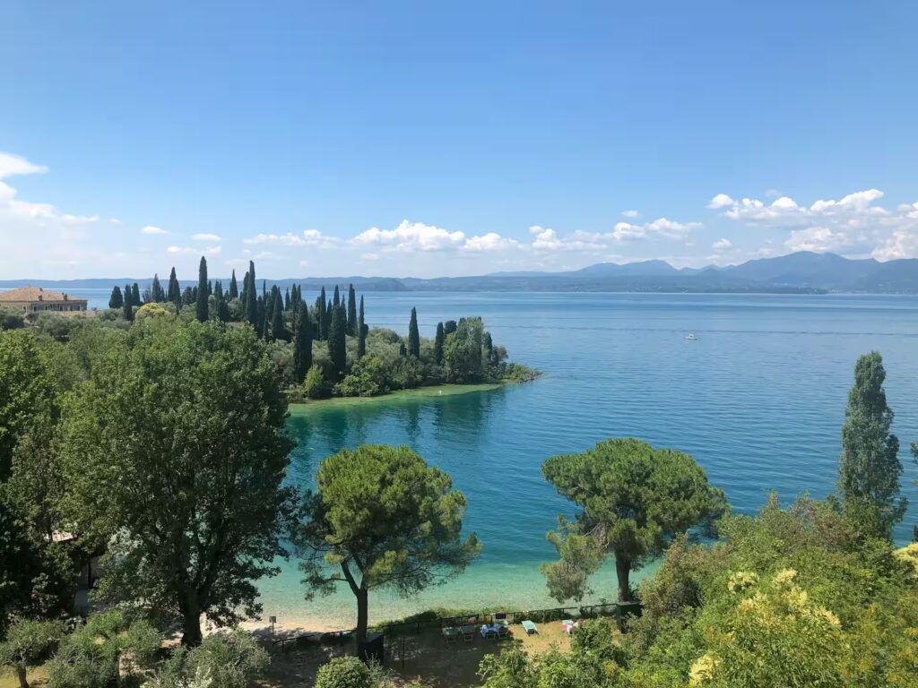 étendue d'eau avec rive de végétation et montagnes en fond