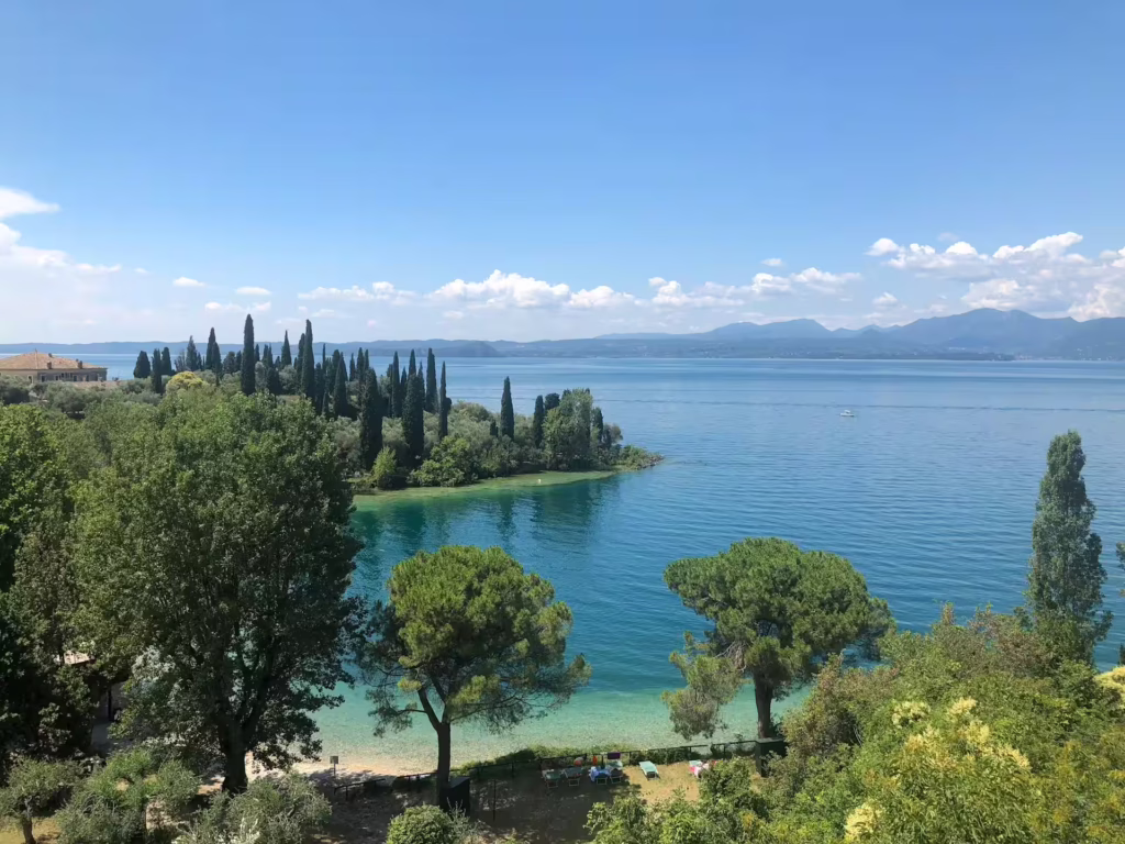étendue d'eau avec rive de végétation et montagnes en fond