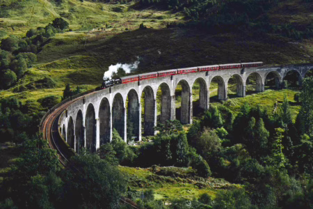 Train en Ecosse sur viaduc. Dans une vallée.