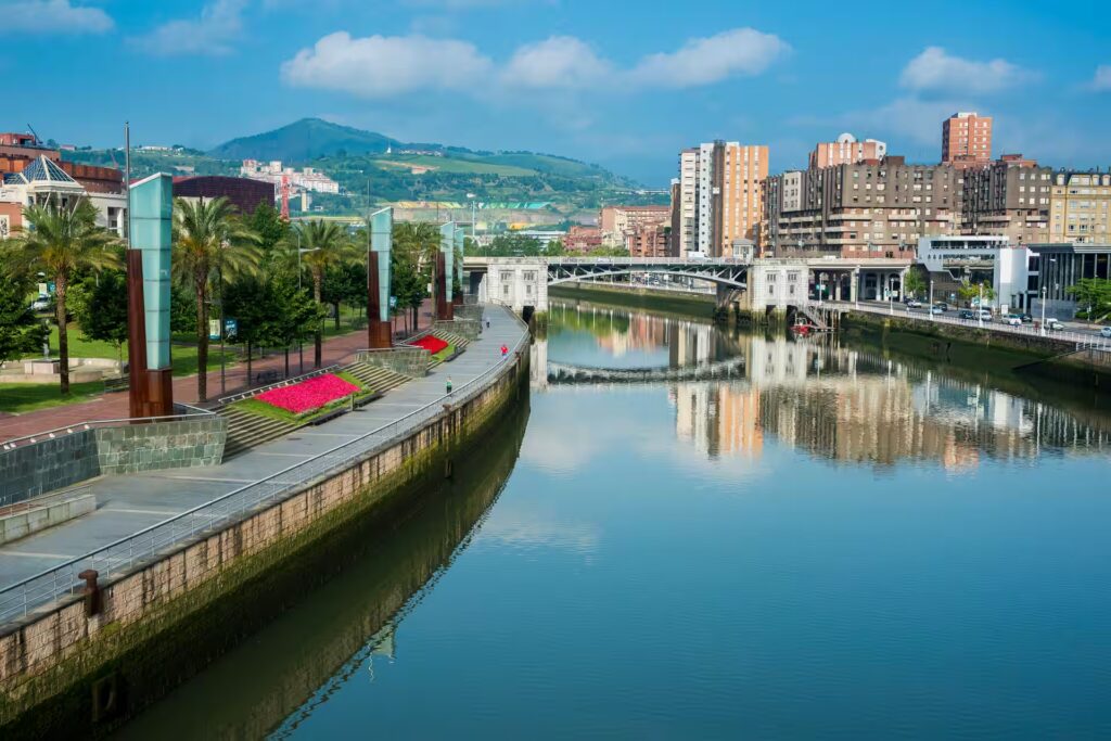 quai en bord de rivière, quartier Abandoibarra dans la ville de Bilbao, Espagne