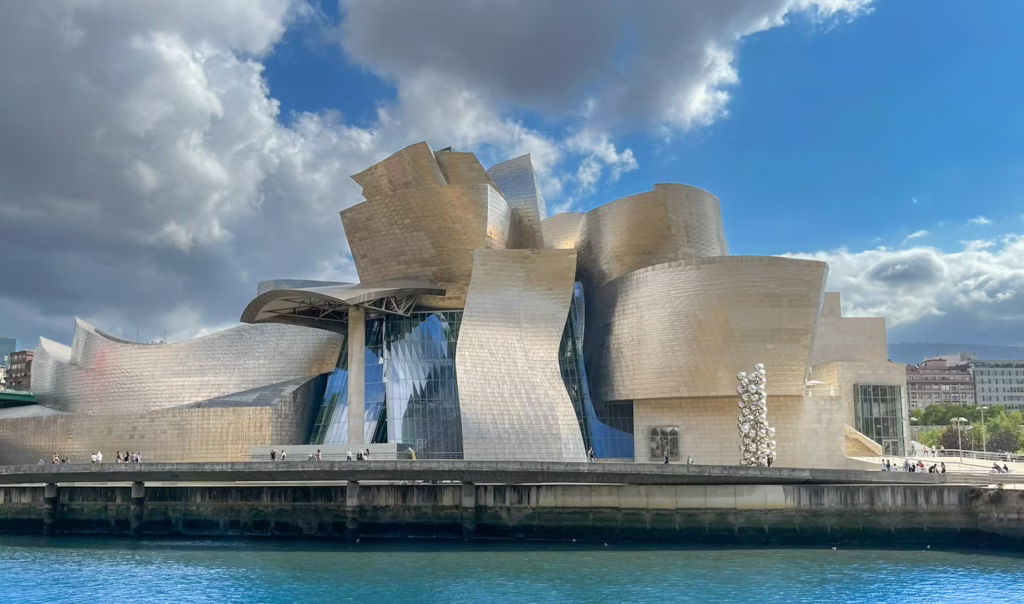 musée à l'architecture tout en courbe, Musée Guggenheim, Bilbao, Espagne