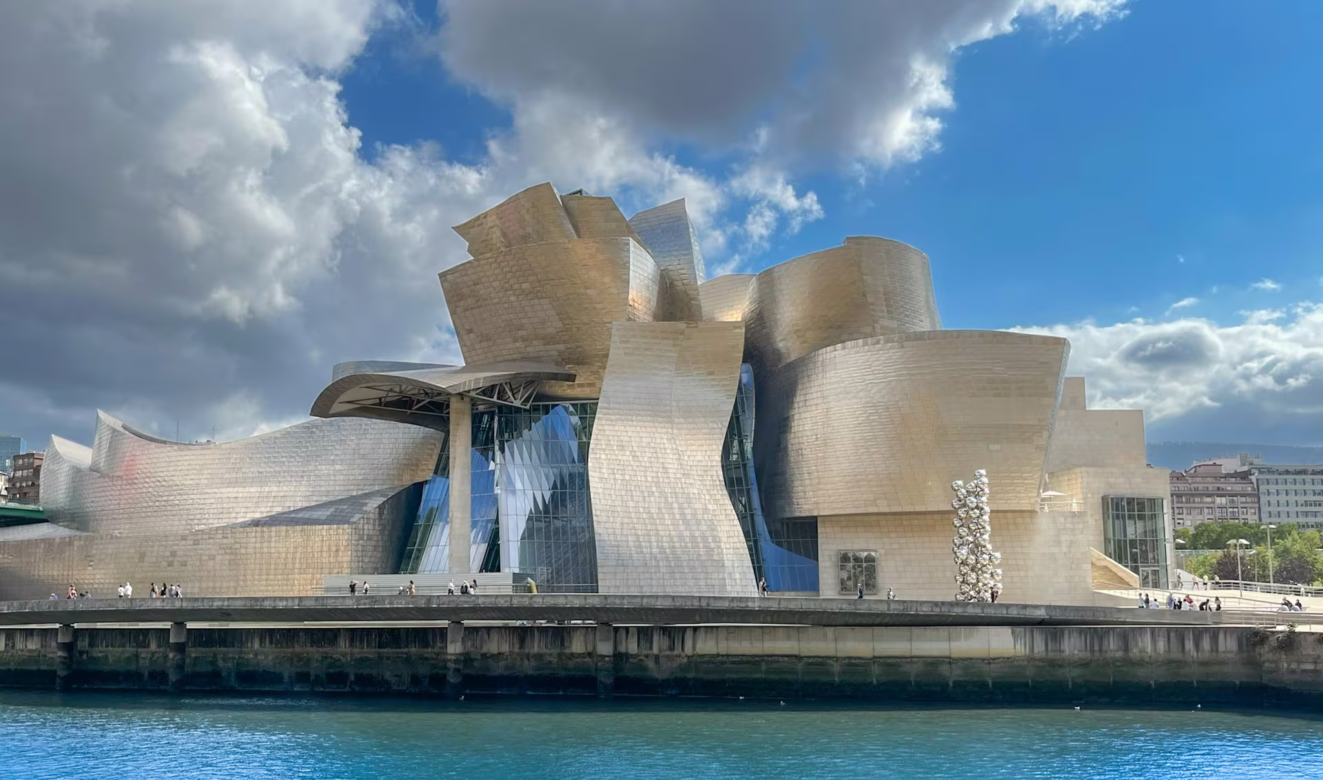musée à l'architecture tout en courbe, Musée Guggenheim, Bilbao, Espagne