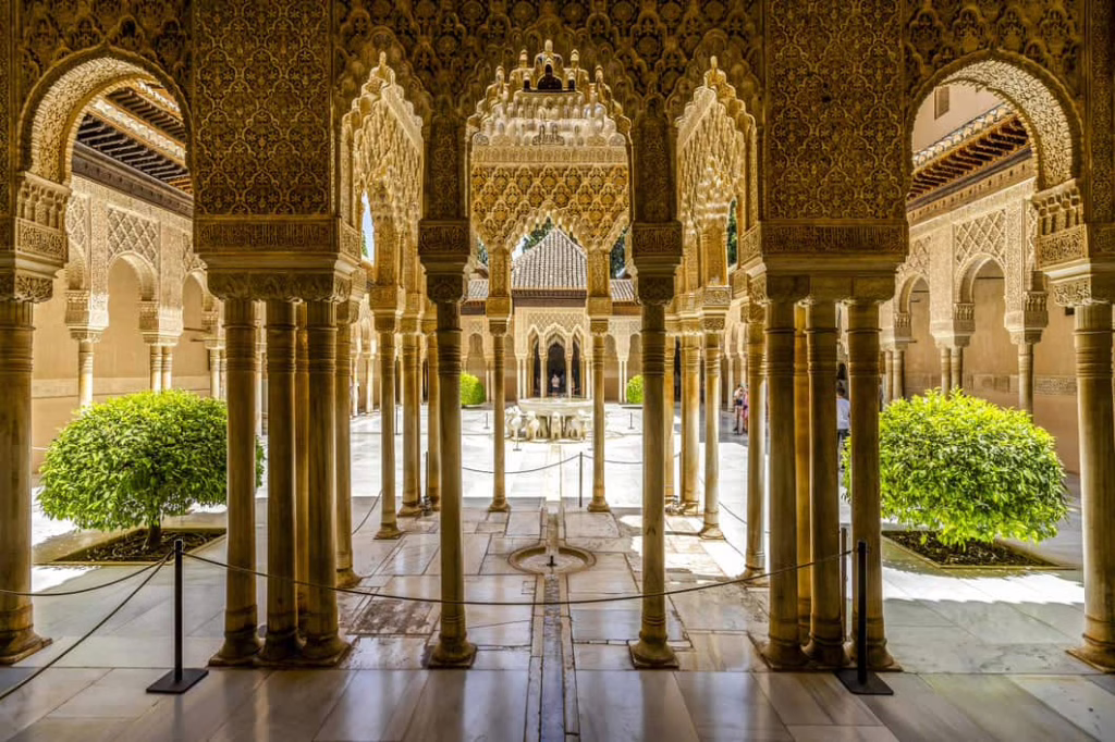 Cour avec colonnades et fontaines, Alhambra de Grenade, Espagne