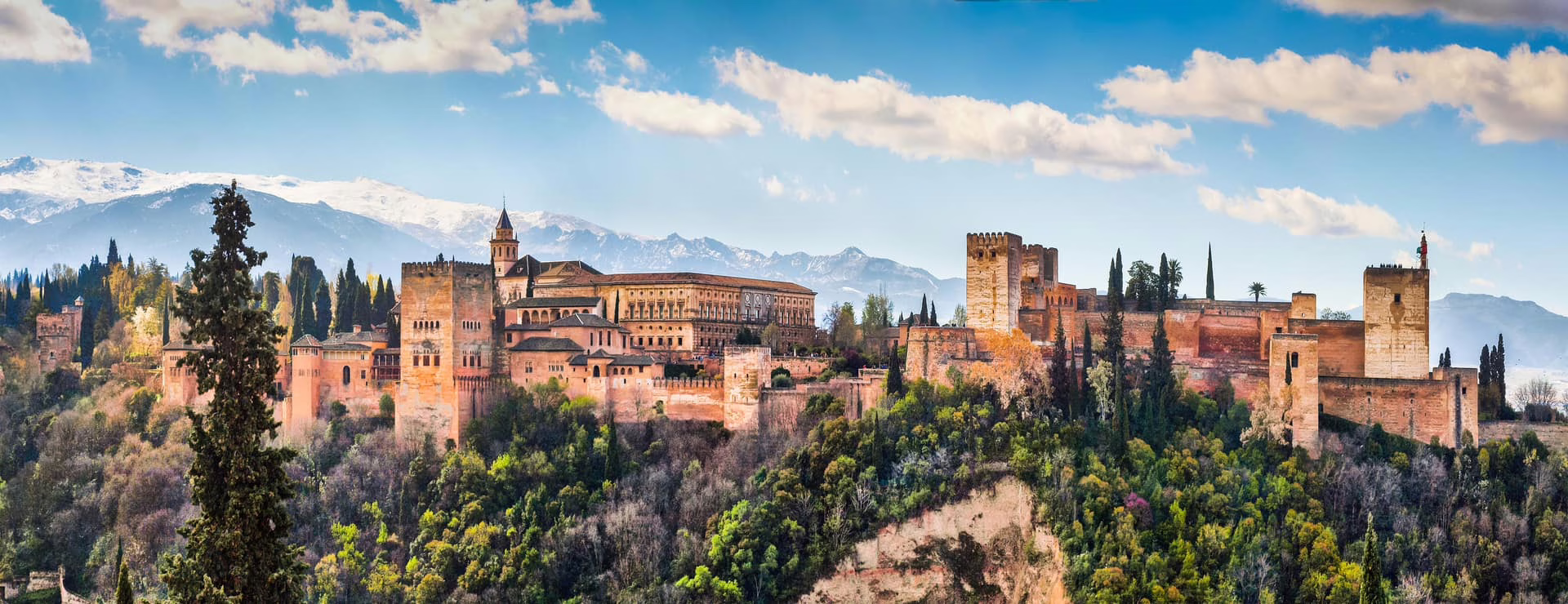 Palais et tours dominant le panorama, montagnes enneigées en arrière plan, Alhambra de Grenade, Espagne