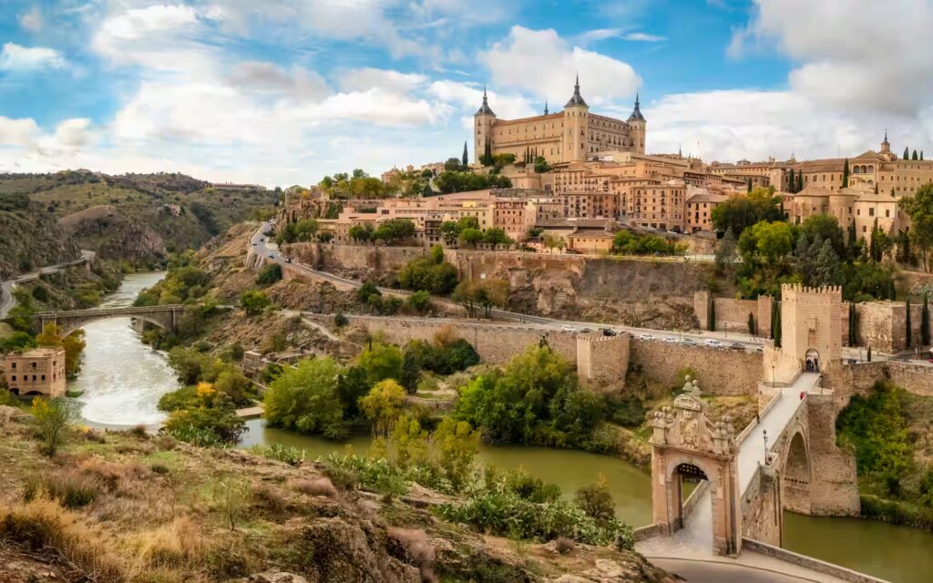 Ville de Tolède sur un promontoire dominant le fleuve Targus, avec le pont d'Alcántara au premier plan, Tolède, Espagne