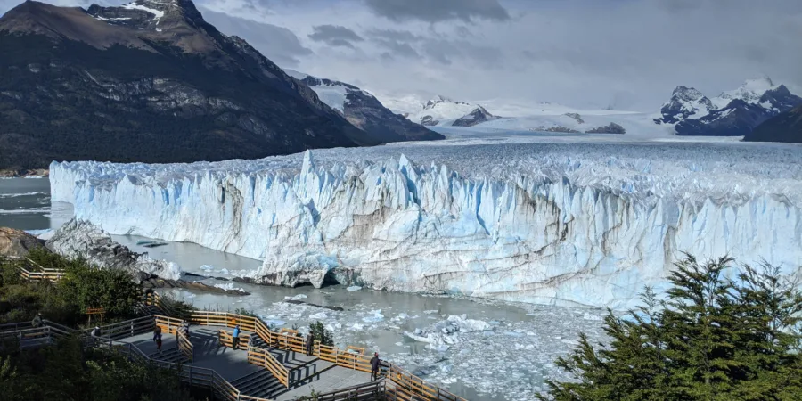 immense glacier Perito Moreno avec végétation et passerelle d'observation au premier plan