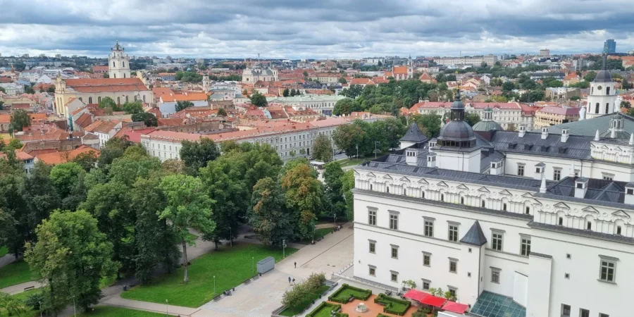 vue plongeante sur bâtiment historique et toits de la ville