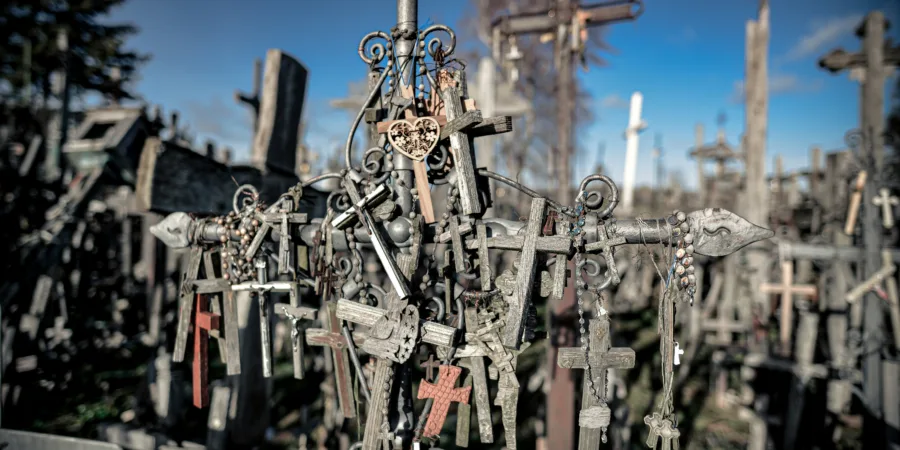 Amoncellement de milliers de croix posées sur une colline, Lituanie,