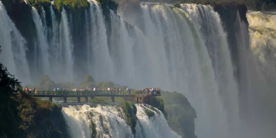 touristes sur une passerelle d'observation, regardant la grande cascade aux chutes d'iguazy-u