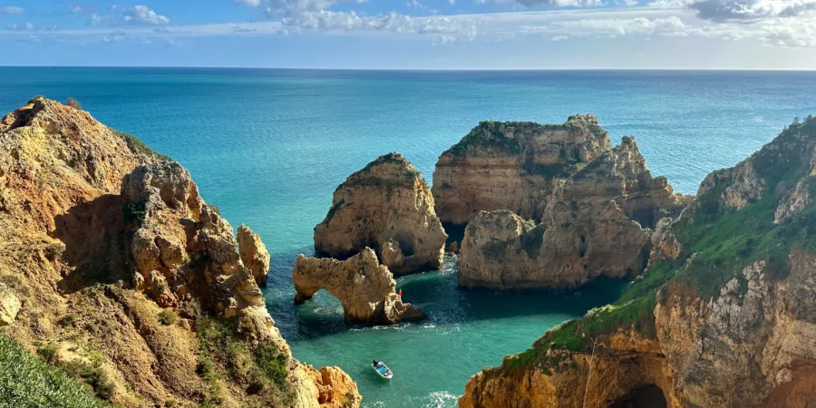 une vue panoramique de l'océan pres dune falaise rocheuse très découpée