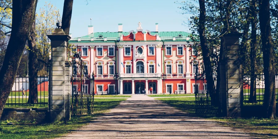 beau bâtiment historique à la façade rose et au toit vert, Tallinn