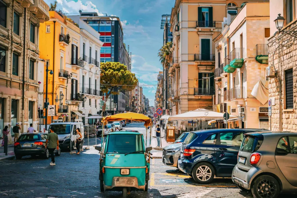 Rue animée et batiments colorés de la ville de Bari