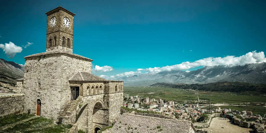 une tour d horloge au sommet dun batiment en pierre dominant la campagne en Albanie