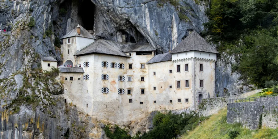 un chateau construit sur le flanc dune falaise