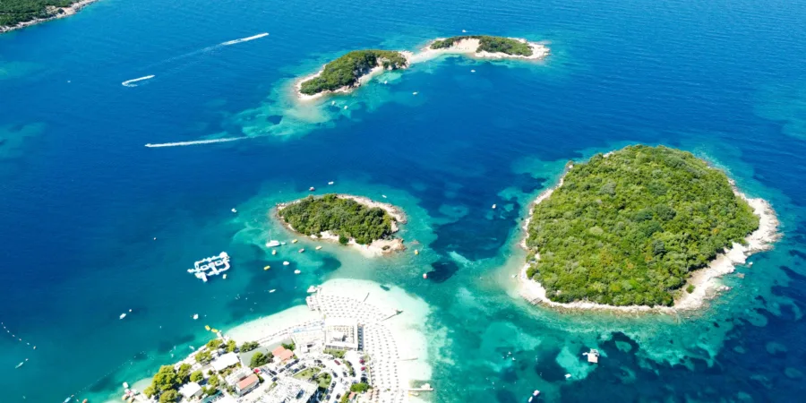 une vue aerienne dune ile dans locean