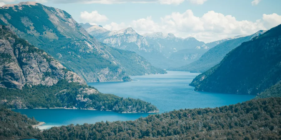 un grand plan deau entoure de montagnes
