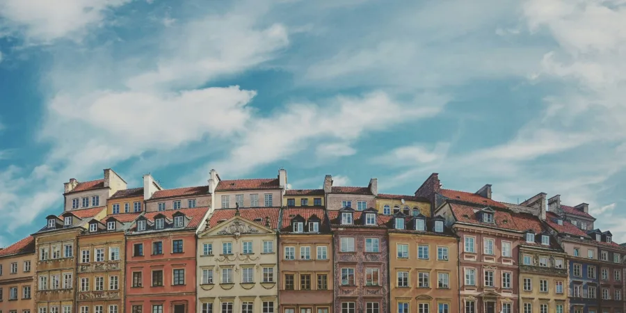 vue des façades colorées de la vielle ville de Varsovie