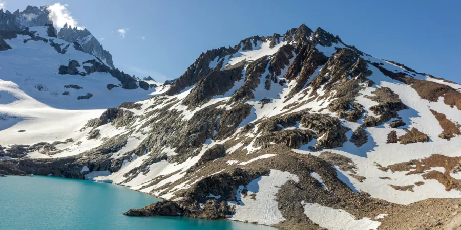 une montagne avec un lac au milieu