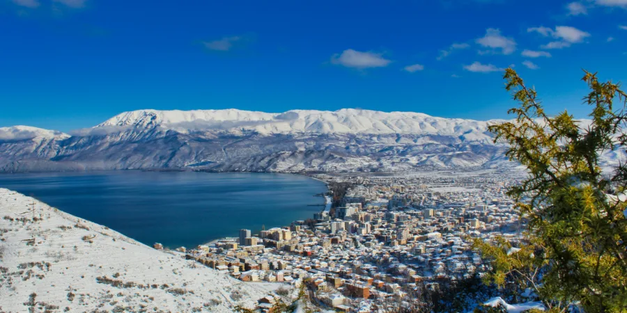 vue aerienne de la ville pres dun plan deau pendant la journee